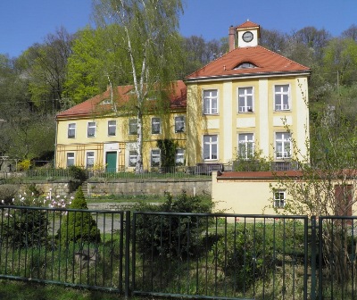 Die ehemalige Postaer Schule liegt unweit vom Elbufer direkt am Elberadweg